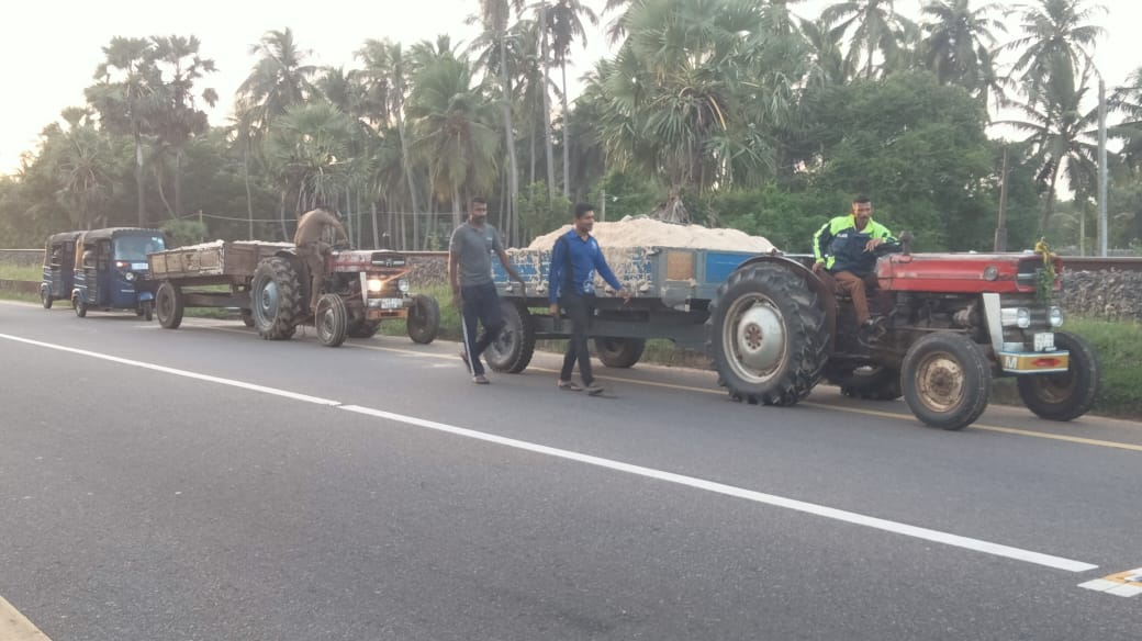 மணல் அகழ்வில் ஈடுபட்ட இரு உழவு இயந்திரங்கள் கைப்பற்றல்!