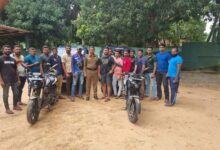 வடமராட்சியில் இளைஞன் கொலைக்கான வழக்கில் கைது செய்யப்பட்ட இருவரை போலீசார் அம்பாறையில் எடுத்துச் செல்லும் காட்சி