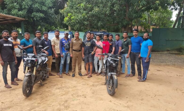 வடமராட்சியில் இளைஞன் கொலைக்கான வழக்கில் கைது செய்யப்பட்ட இருவரை போலீசார் அம்பாறையில் எடுத்துச் செல்லும் காட்சி