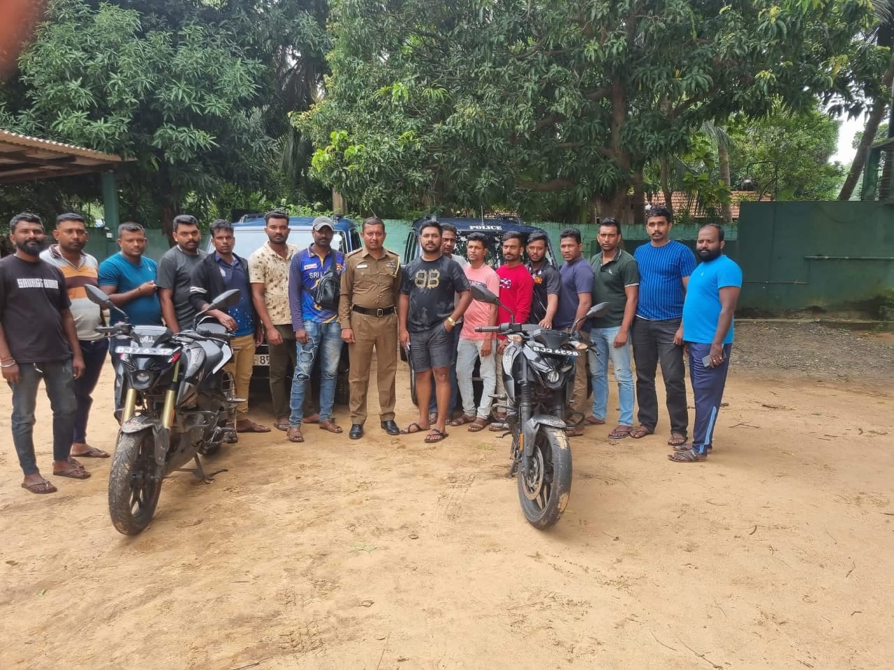 வடமராட்சியில் இளைஞன் கொலைக்கான வழக்கில் கைது செய்யப்பட்ட இருவரை போலீசார் அம்பாறையில் எடுத்துச் செல்லும் காட்சி