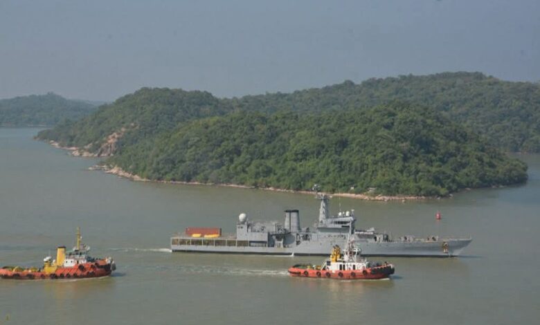 திருகோணமலையில் இந்திய நிவாரணப் பொருட்கள் வழங்கப்படுகிற தருணம்