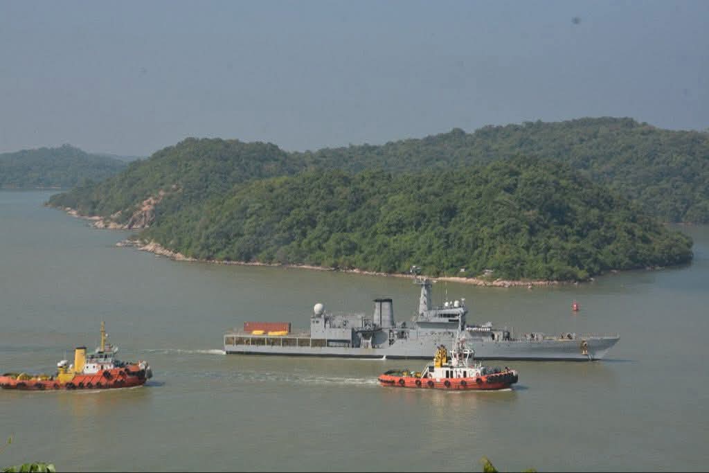 திருகோணமலையில் இந்திய நிவாரணப் பொருட்கள் வழங்கப்படுகிற தருணம்