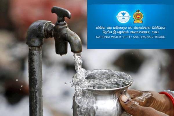 சேதமடைந்த குடிநீர் விநியோக வலையமைப்பை சரிசெய்ய தொழிலாளர்கள் மேற்கொள்ளும் புனரமைப்பு பணிகள்