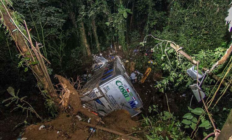 கொலம்பியாவில் பேருந்து பள்ளத்தாக்கில் வீழ்ந்ததில் 17 பேர் பலி!