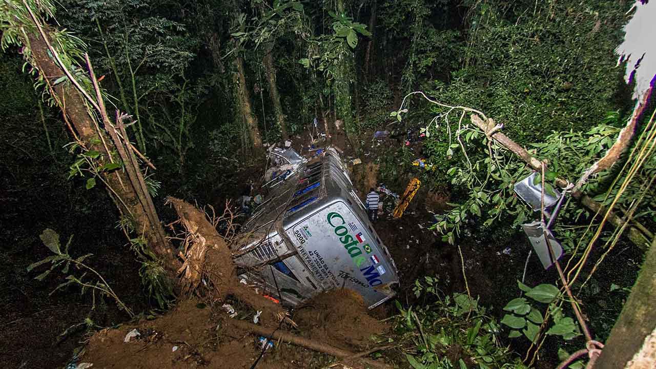 கொலம்பியாவில் பேருந்து பள்ளத்தாக்கில் வீழ்ந்ததில் 17 பேர் பலி!