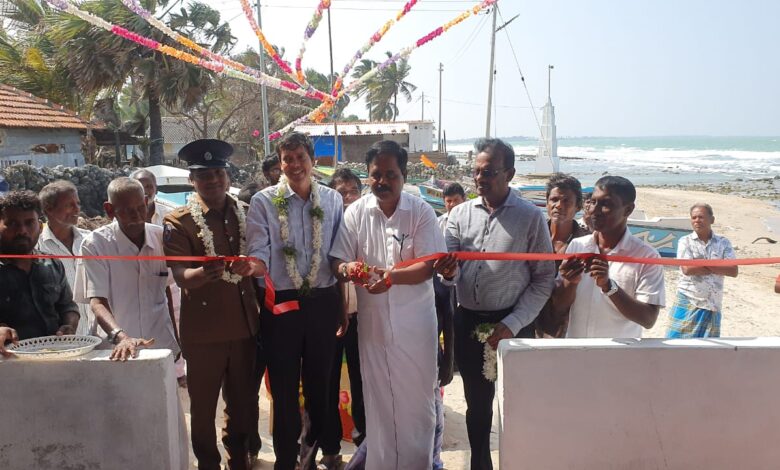 நெடுந்தீவில் கடற்றொழில் சங்க கட்டடத்தை திறந்துவைத்தார் சிறிதரன் எம்.பி.!