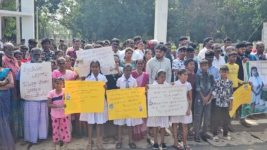 சிறுமி டினோஜாவின் மரணத்துக்கு நீதிகோரி முல்லைத்தீவு வைத்தியசாலை முன்பாக போராட்டம்!