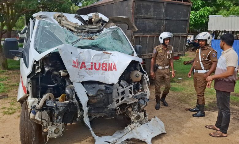 மின் கம்பத்தோடு மோதுண்டு அம்பியூலன்ஸ் விபத்து: இருவர் காயம்!