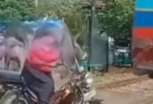 கவனயீனத்தால் ரயிலுடன் மோதுண்ட பெண்!
