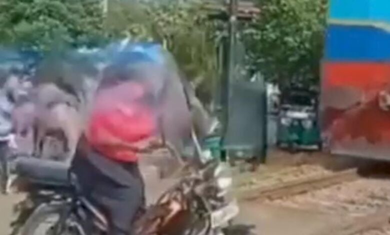 கவனயீனத்தால் ரயிலுடன் மோதுண்ட பெண்!