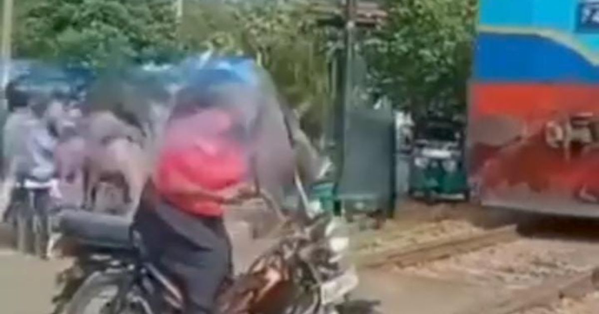 கவனயீனத்தால் ரயிலுடன் மோதுண்ட பெண்!