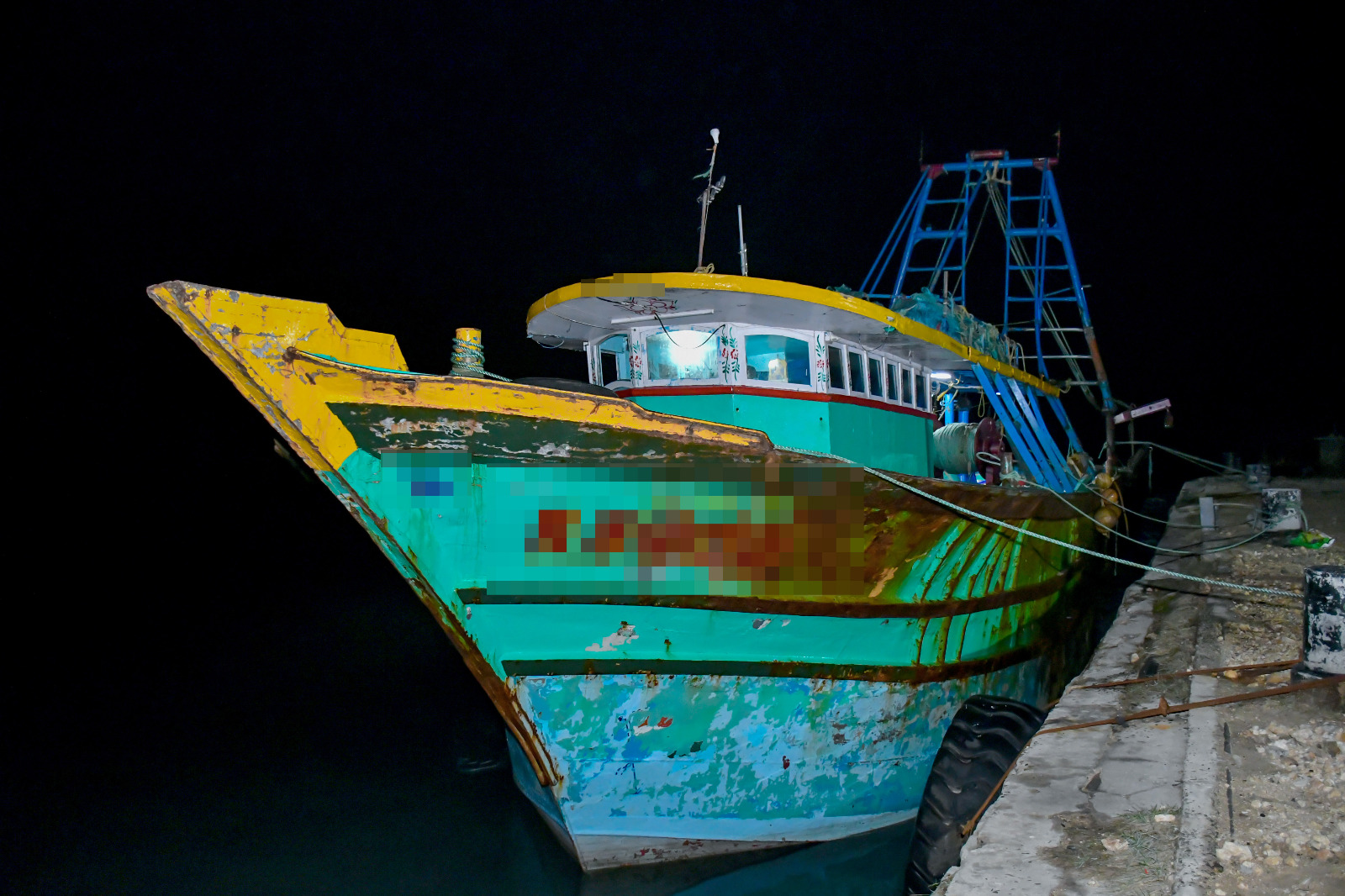 நெடுந்தீவு கடலில் இந்திய மீனவர்கள் எண்மர் கைது!