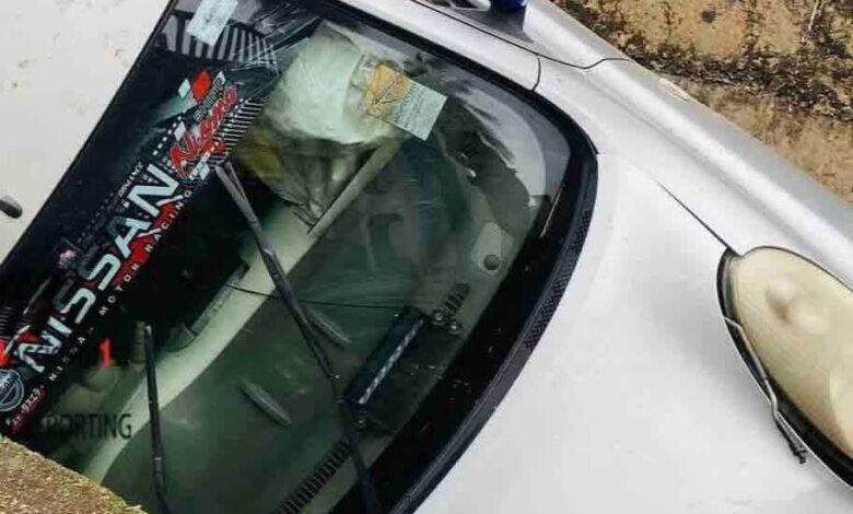 மதகுக்குள் வீழ்ந்த கார்!