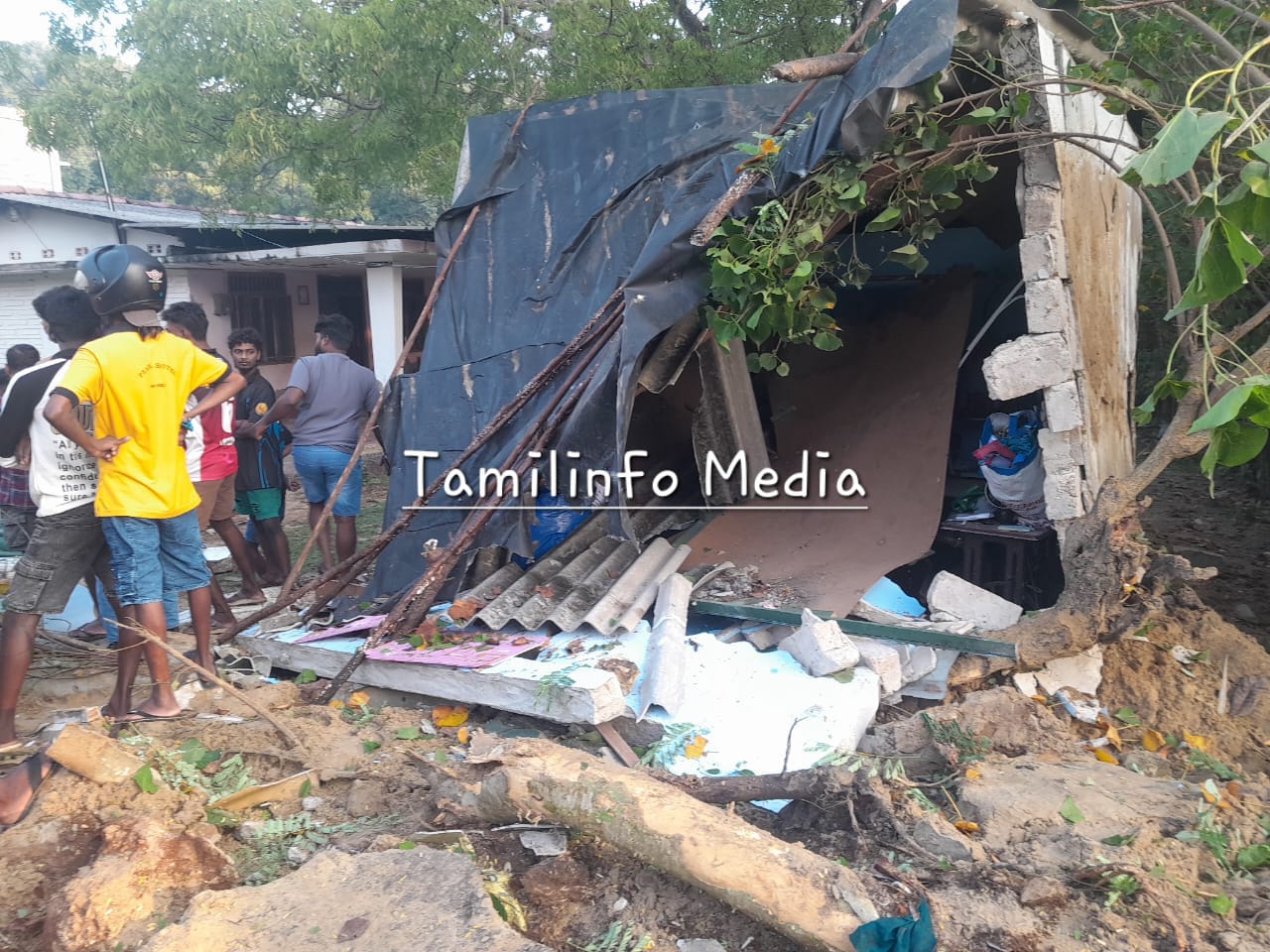 நாவற்குழியில் டிப்பர் விபத்து இளைஞர் இருவர் பலி!