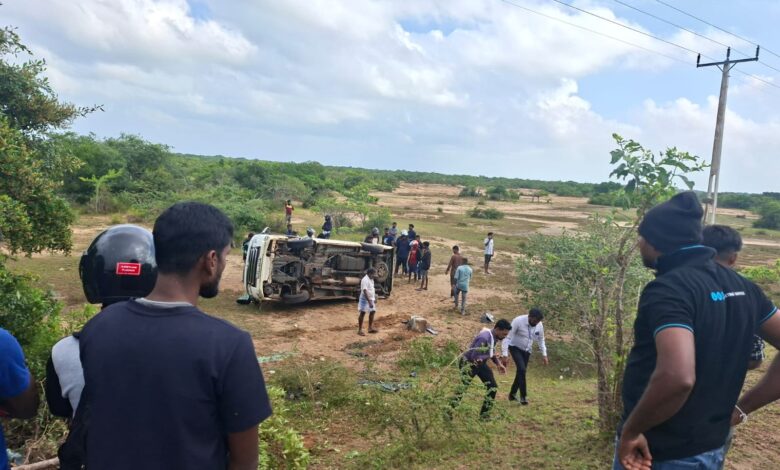 ஹயஸ் வாகனம் வேகக்கட்டுப்பாட்டை இழந்ததால் விபத்து: மூவர் காயம்!