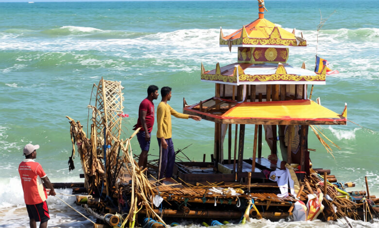 வாழைத்தோட்டம் கடற்கரையில் ஒதுங்கிய தெப்பம்!