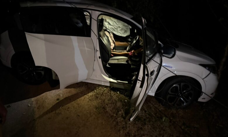 யாழ்.தென்மராட்சி கொடிகாமம் பருத்தித்துறை வீதியில் கார் ஒன்று மின் கம்பத்துடன் மோதி விபத்துக்குள்ளாகியுள்ளது.