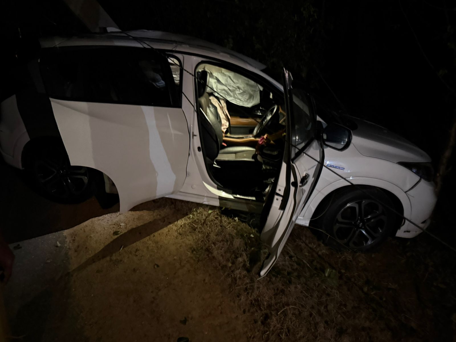 யாழ்.தென்மராட்சி கொடிகாமம் பருத்தித்துறை வீதியில் கார் ஒன்று மின் கம்பத்துடன் மோதி விபத்துக்குள்ளாகியுள்ளது.