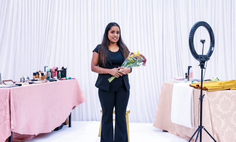 இலங்கையை பூர்வீகமாகக் கொண்ட சுஜிதா பிரதாபன், பிரான்ஸில் பிரபல அழகுக்கலை நிபுணராகவும் சர்வதேச அளவில் புகழ் பெற்றவராகவும் திகழ்கிறார்.