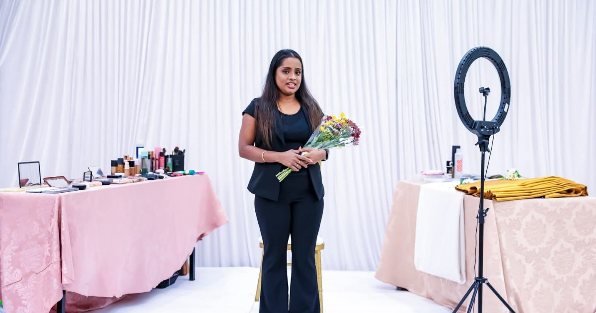 இலங்கையை பூர்வீகமாகக் கொண்ட சுஜிதா பிரதாபன், பிரான்ஸில் பிரபல அழகுக்கலை நிபுணராகவும் சர்வதேச அளவில் புகழ் பெற்றவராகவும் திகழ்கிறார்.