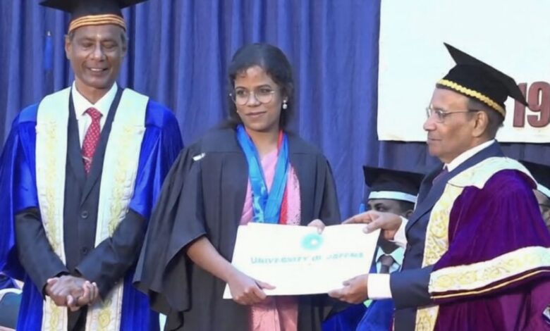 யாழ்.மருத்துவ பீடத்தில் 8 தங்கப் பதங்கள் வென்ற மாணவி!