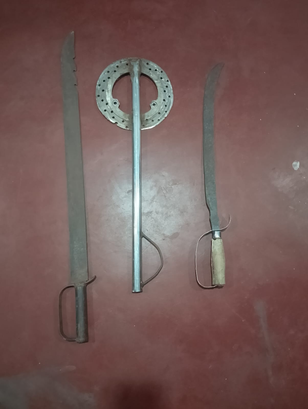 புங்குடுதீவு வல்லனில் வாள்களோடு நடமாடிய இருவர் கைது!