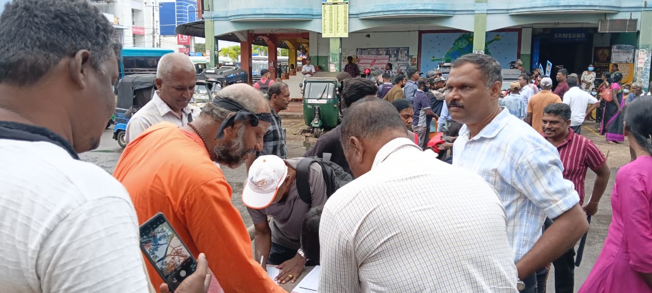 பருத்தித்துறையிலும் பல்கலையிலும் கையெழுத்துப் போராட்டங்கள்!