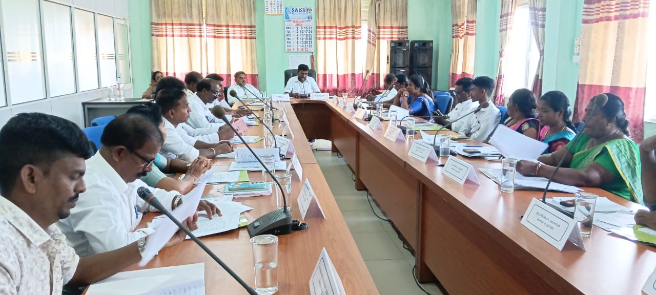 இராணுவ உணவகங்களில் பொதுமக்களுக்கு வியாபாரம் செய்வதை முற்றாக தடைசெய்ய பருத்தித்துறை பிரதேச சபையில் தீர்மானம் நிறைவேற்றப்பட்டுள்ளது.