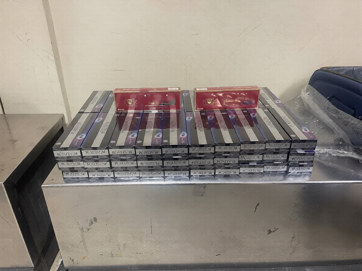 கட்டுநாயக்க விமான நிலையத்தில் வெளிநாட்டு சிகரெட்களுடன் ஒருவர் கைது!