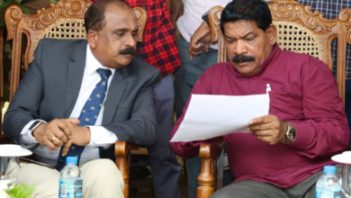 உயர்பாதுகாப்பு வலய காணிகள் விரைவில் விடுவிக்கப்படும் - அமைச்சர் சந்திரசேகர் தெரிவிப்பு! யாழ்ப்பாணத்தில் உயர்பாதுகாப்பு வலயத்திலுள்ள அதிகளவான காணிகளை விடுவிக்க மிக விரைவில் நடவடிக்கை எடுப்போம் என கடற்தொழில் அமைச்சர் இராமலிங்கம் சந்திரசேகர் தெரிவித்தார். உயர்பாதுகாப்பு வலயத்திலுள்ள காணி விடுவிப்பு தொடர்பான கலந்துரையாடல் வடக்கு மாகாண ஆளுநர் செயலகத்தில் இன்று மாலை இடம்பெற்றது. அதன் பின்னர் ஊடகங்களுக்கு கருத்து தெரிவிக்கும் போதே அமைச்சர் இராமலிங்கம் சந்திரசேகர் இவ்வாறு தெரிவித்தார். மக்களின் காணி மக்களுக்கே என்பதே எமது அரசாங்கத்தின் நோக்கமாகும். அந்த காணிகளை விடுவிக்கும் முகமாக உயர்மட்ட குழு இன்று(26) நேரில் சென்று பார்வையிட்டு கள ஆய்வுகளையும் மேற்கொண்டாம். இதில் உடனடியாக விடுவிக்கப்பட கூடிய காணிகளை விடுவிக்க நடவடிக்கை எடுத்துள்ளோம். குறிப்பாக வழிப்பாட்டிடங்கள், பாடசாலைகள் என்பவற்றை விடுவிக்க முழுமையான நடவடிக்கைகள் எடுக்கவுள்ளோம். அதேவேளை , உயர்பாதுகாப்பு வலயத்தினுள் பிரதான வீதிகளின் சில பகுதிகள் காணப்பட்டுகின்றன. அவற்றை விடுவித்து, முழுமையாக வீதியை விடுவிக்கவும் நடவடிக்கைகள் எடுத்துள்ளோம். உடனடியாக விடுவிக்கப்பட முடியாதுள்ள காணிகள் தொடர்பாகவும் ஆராய்ந்து நடவடிக்கை எடுப்போம். விமான நிலைய விஸ்தரிப்புக்காக எத்தனை ஏக்கர் காணிகள் தேவை என்பது தொடர்பாக ஆராயப்படுகிறது. அந்த காணிகளை வழங்குவது தொடர்பாக எதிர்காலத்தில் பேச்சுக்களை நடாத்தவுள்ளோம். அதே போல் விவசாய காணிகளை விடுவிப்பது தொடர்பாக விவசாய திணைக்கள அதிகாரிகளிடம் கேட்டுள்ளோம். அந்த தரவுகள் வந்ததும் அதனையும் விடுவிக்க நடவடிக்கை எடுப்போம்" என அமைச்சர் இராமலிங்கம் சந்திரசேகர் குறிப்பிட்டார்.