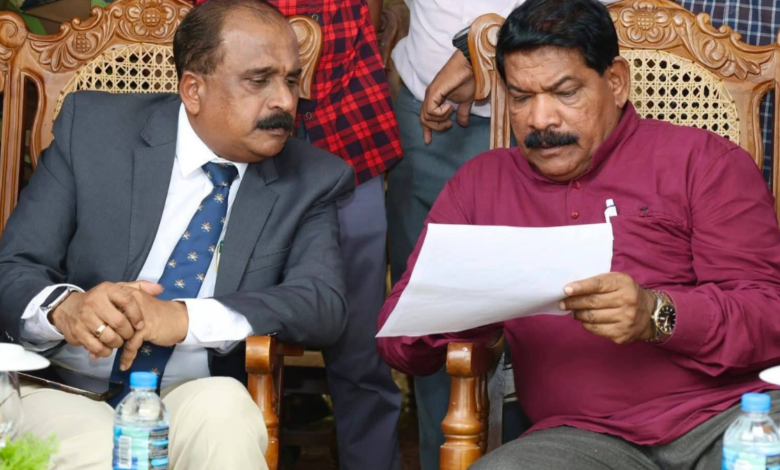 உயர்பாதுகாப்பு வலய காணிகள் விரைவில் விடுவிக்கப்படும் - அமைச்சர் சந்திரசேகர் தெரிவிப்பு! யாழ்ப்பாணத்தில் உயர்பாதுகாப்பு வலயத்திலுள்ள அதிகளவான காணிகளை விடுவிக்க மிக விரைவில் நடவடிக்கை எடுப்போம் என கடற்தொழில் அமைச்சர் இராமலிங்கம் சந்திரசேகர் தெரிவித்தார். உயர்பாதுகாப்பு வலயத்திலுள்ள காணி விடுவிப்பு தொடர்பான கலந்துரையாடல் வடக்கு மாகாண ஆளுநர் செயலகத்தில் இன்று மாலை இடம்பெற்றது. அதன் பின்னர் ஊடகங்களுக்கு கருத்து தெரிவிக்கும் போதே அமைச்சர் இராமலிங்கம் சந்திரசேகர் இவ்வாறு தெரிவித்தார். மக்களின் காணி மக்களுக்கே என்பதே எமது அரசாங்கத்தின் நோக்கமாகும். அந்த காணிகளை விடுவிக்கும் முகமாக உயர்மட்ட குழு இன்று(26) நேரில் சென்று பார்வையிட்டு கள ஆய்வுகளையும் மேற்கொண்டாம். இதில் உடனடியாக விடுவிக்கப்பட கூடிய காணிகளை விடுவிக்க நடவடிக்கை எடுத்துள்ளோம். குறிப்பாக வழிப்பாட்டிடங்கள், பாடசாலைகள் என்பவற்றை விடுவிக்க முழுமையான நடவடிக்கைகள் எடுக்கவுள்ளோம். அதேவேளை , உயர்பாதுகாப்பு வலயத்தினுள் பிரதான வீதிகளின் சில பகுதிகள் காணப்பட்டுகின்றன. அவற்றை விடுவித்து, முழுமையாக வீதியை விடுவிக்கவும் நடவடிக்கைகள் எடுத்துள்ளோம். உடனடியாக விடுவிக்கப்பட முடியாதுள்ள காணிகள் தொடர்பாகவும் ஆராய்ந்து நடவடிக்கை எடுப்போம். விமான நிலைய விஸ்தரிப்புக்காக எத்தனை ஏக்கர் காணிகள் தேவை என்பது தொடர்பாக ஆராயப்படுகிறது. அந்த காணிகளை வழங்குவது தொடர்பாக எதிர்காலத்தில் பேச்சுக்களை நடாத்தவுள்ளோம். அதே போல் விவசாய காணிகளை விடுவிப்பது தொடர்பாக விவசாய திணைக்கள அதிகாரிகளிடம் கேட்டுள்ளோம். அந்த தரவுகள் வந்ததும் அதனையும் விடுவிக்க நடவடிக்கை எடுப்போம்" என அமைச்சர் இராமலிங்கம் சந்திரசேகர் குறிப்பிட்டார்.