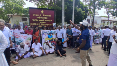 யாழ்.மாவட்டச் செயலகம் முன்பாக காணிகளை விடுவிக்கக்கோரி போராட்டம்!