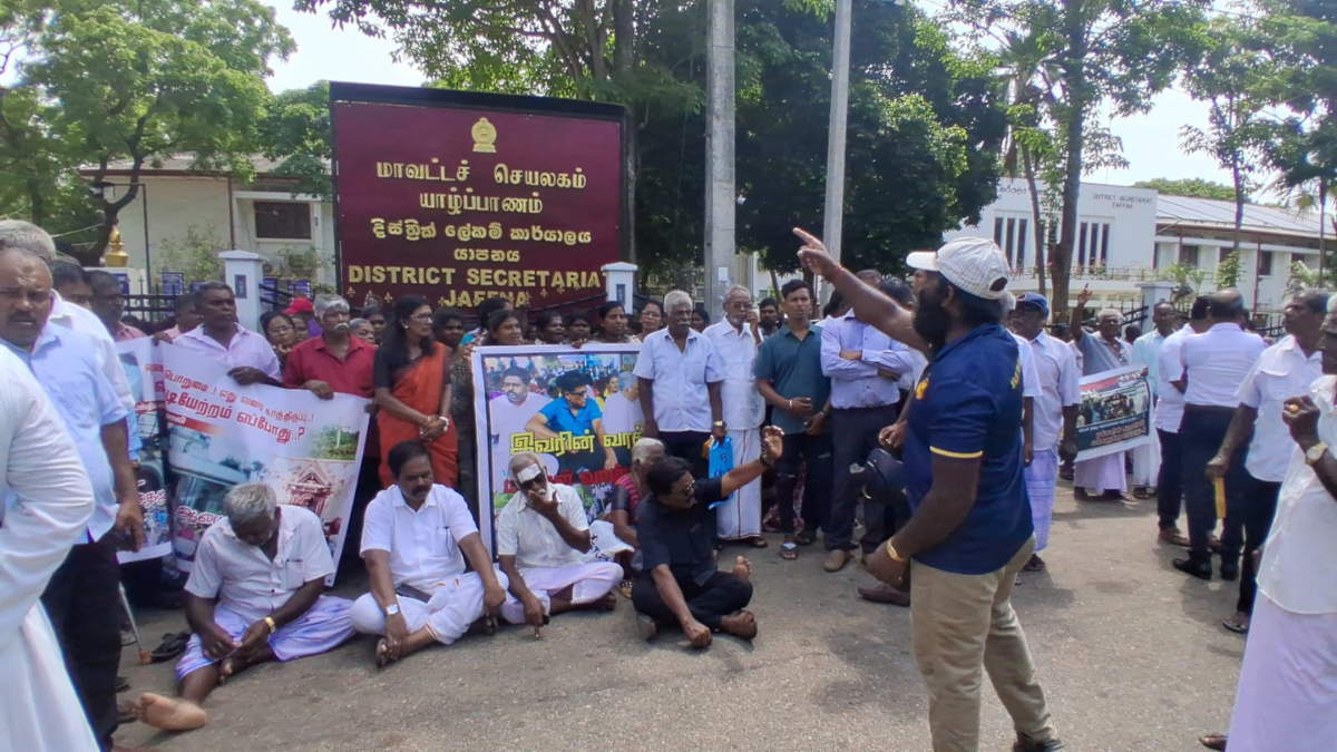 யாழ்.மாவட்டச் செயலகம் முன்பாக காணிகளை விடுவிக்கக்கோரி போராட்டம்!