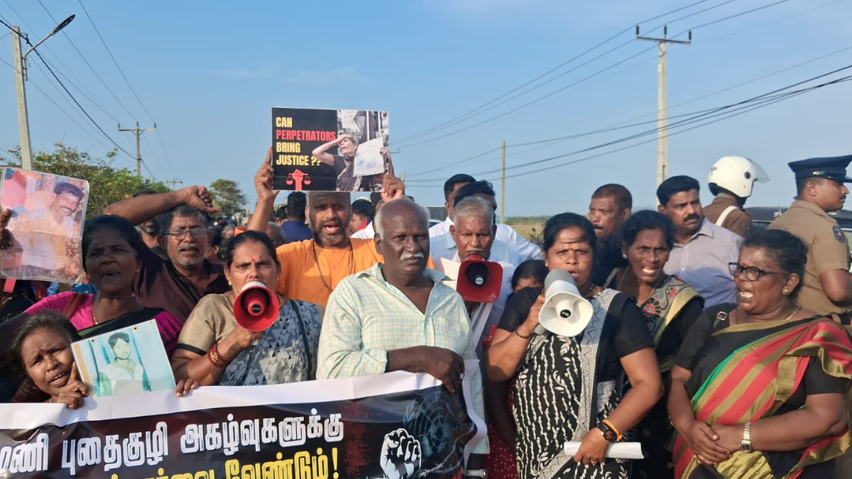 செம்மணி புதைகுழியைப் பார்வையிட்ட நீதி அமைச்சர்: இதன்போது காணாமற்போனவர்களின் உறவுகள் போராட்டம்: இன்றும் மூன்று என்பவை கூடுகள் அகழ்தெடுப்பு!
