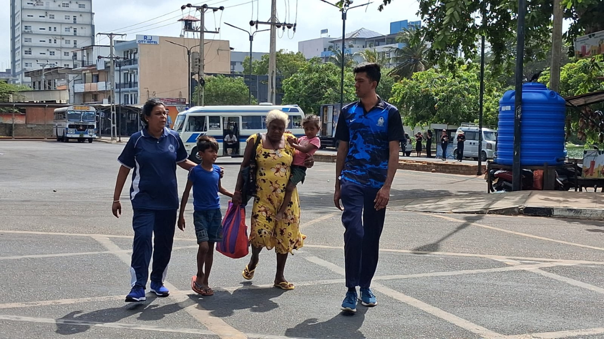 யாழில் சுற்றுலாவிகளுக்கு இடையூறாக யாசகம் செய்தோரை அகற்றிய யாழ்ப்பாணப் பொலிஸார்!