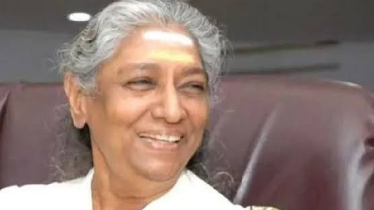 பிரபல பின்னணிப் பாடகி ஜானகியின் உடல் மக்கள் அஞ்சலிக்காக!