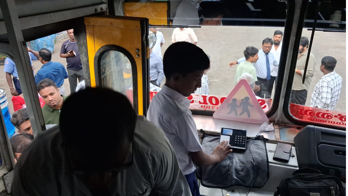 டிஜிற்றல் முறையிலான பாடசாலை பேருந்து சேவை யாழ்.கொடிகாமத்தில் ஆரம்பித்து வைப்பு!