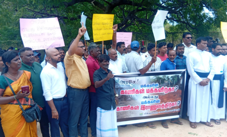 வயாவிளானில் காணிகளை விடுவிக்கக் கோரி உரிமையாளர்கள் போராட்டம்!c