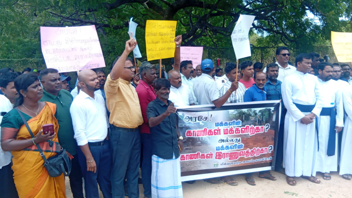 வயாவிளானில் காணிகளை விடுவிக்கக் கோரி உரிமையாளர்கள் போராட்டம்!c