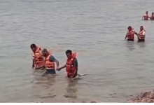 இந்திய மீனவர்களின் படகு நெடுந்தீவு கடலில் இயந்திர கோளாறு காரணமாக கரையொதுங்கல்!