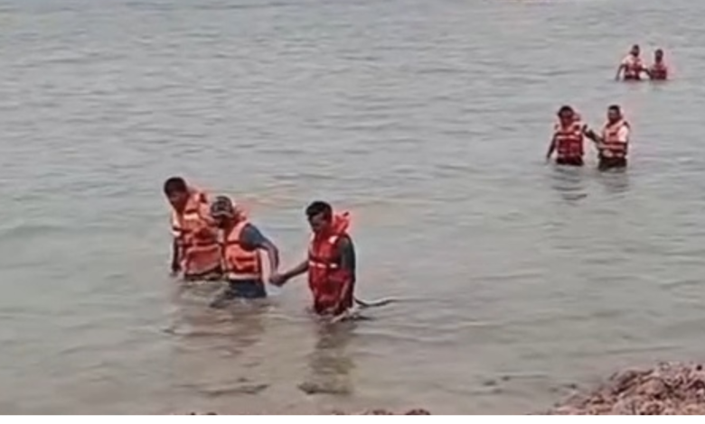 இந்திய மீனவர்களின் படகு நெடுந்தீவு கடலில் இயந்திர கோளாறு காரணமாக கரையொதுங்கல்!