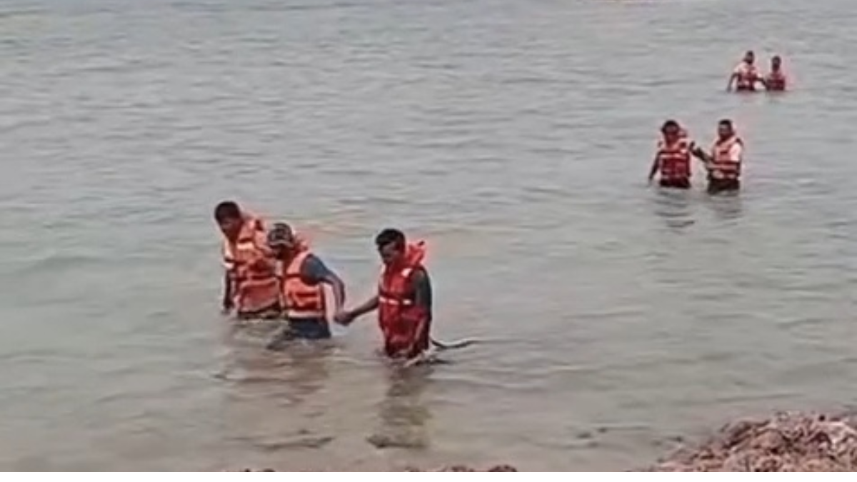 இந்திய மீனவர்களின் படகு நெடுந்தீவு கடலில் இயந்திர கோளாறு காரணமாக கரையொதுங்கல்!