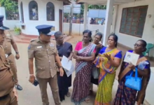வலிந்து காணாமல் ஆக்கப்பட்டமையால் பாதிக்கப்பட்டவர்களுக்கான சர்வதேச தினம் யாழ்.மாவட்ட செயலகத்தில் - வெளியில் உறவுகள் போராட்டம்: பொலிஸார் அடாவடி!