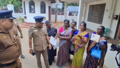 வலிந்து காணாமல் ஆக்கப்பட்டமையால் பாதிக்கப்பட்டவர்களுக்கான சர்வதேச தினம் யாழ்.மாவட்ட செயலகத்தில் - வெளியில் உறவுகள் போராட்டம்: பொலிஸார் அடாவடி!