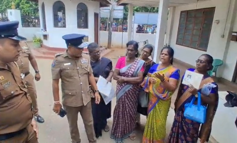 வலிந்து காணாமல் ஆக்கப்பட்டமையால் பாதிக்கப்பட்டவர்களுக்கான சர்வதேச தினம் யாழ்.மாவட்ட செயலகத்தில் - வெளியில் உறவுகள் போராட்டம்: பொலிஸார் அடாவடி!
