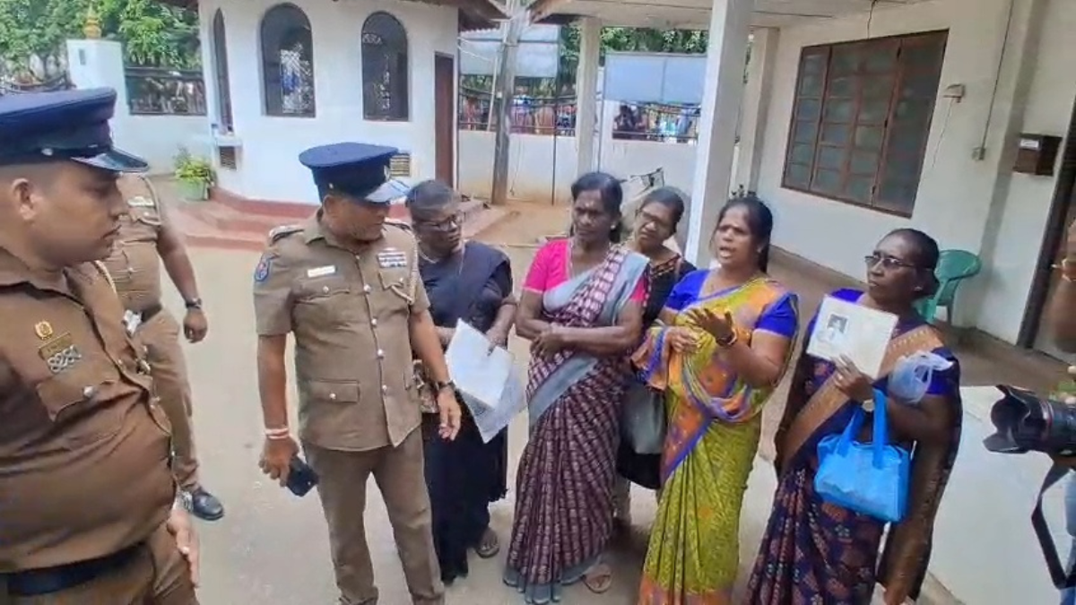 வலிந்து காணாமல் ஆக்கப்பட்டமையால் பாதிக்கப்பட்டவர்களுக்கான சர்வதேச தினம் யாழ்.மாவட்ட செயலகத்தில் - வெளியில் உறவுகள் போராட்டம்: பொலிஸார் அடாவடி!
