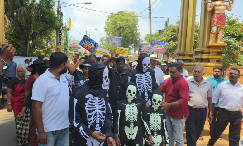 செம்மணி மனிதப் புதைகுழிக்கு நீதி கோரி யாழில் ஆர்ப்பாட்டப் பேரணி!